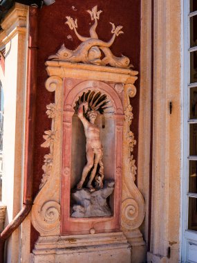 Bir zamanlar Savoy Hanesi 'nin kraliyet şehri olan Cenova, İtalyan tarzında zengin saraylar, avlular ve iç mekanlarla doludur. Burası Palazzo Reale, bir Savoy malikanesi ve şimdi Cenova İtalya 'daki Via Balbi' de Ulusal Müze ve sanat galerisi.