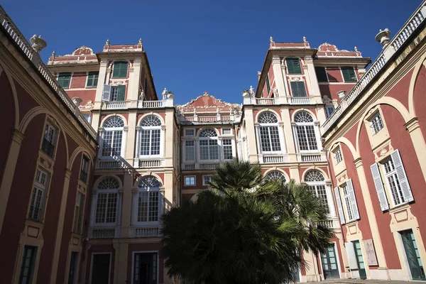 Bir zamanlar Savoy Hanesi 'nin kraliyet şehri olan Cenova, İtalyan tarzında zengin saraylar, avlular ve iç mekanlarla doludur. Burası Palazzo Reale, bir Savoy malikanesi ve şimdi Cenova İtalya 'daki Via Balbi' de Ulusal Müze ve sanat galerisi.