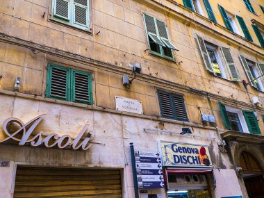 İtalya 'nın Cenova şehrindeki eski kasabanın dar sokaklarında dükkanlar.