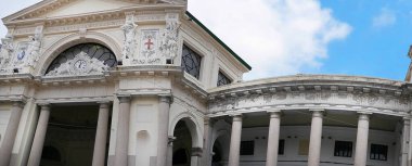 Ana uzun mesafe istasyonu Cenova Piazza Principe istasyonudur. İlk istasyon 1868 yılında inşa edildi ve şu anki bina 1905 yılında Cenova Uluslararası Sergisi için açıldı.