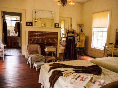 Thomas Edisons Evi, Bahçe, Fort Myers Florida 'daki atölye ve müze. Burası onun kışlık ikametgahıydı. Edison 'un kendisine atfedilen 1000' den fazla patenti vardı. En büyük başarısızlık bahçedeki devasa Banyan ağacı, yapay kauçuk üretmek için dikildi.