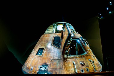 Everglades, yağmur mevsiminde sık sık sel ve kurak mevsimlerde kuraklık yaşayan su ve yangınla şekillenmiştir. Timsahlar, pitonlar ve turist hava botları tarafından istila edilmişlerdir.. 