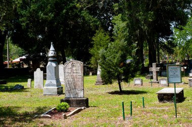 St. Augustine 'deki Humma Mezarlığı. Florida' nın kuzeydoğu kesiminde bir şehir. İspanyol kaşif ve Amiral Pedro Menndez de Avils tarafından 1565 yılında kurulan şehir, Amerika Birleşik Devletleri 'nin Avrupa' da sürekli olarak işgal edilen en eski kenti ve limanıdır.. 