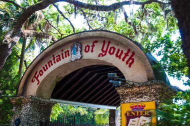 St. Augustine 'deki mistik gençlik çeşmesi Florida' nın kuzeyinde bir şehir. İspanyol kaşif ve Amiral Pedro Menendez de Avils tarafından 1565 yılında kurulan şehir, Amerika Birleşik Devletleri 'nin Avrupa' da sürekli olarak işgal edilen en eski kenti ve limanıdır.. 