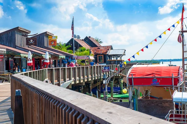 St. Petersburg Florida yakınlarındaki Madeira Sahili 'ndeki John' s Pass Center. Aslında bir balıkçı köyü, otel ve apartman gelişimi, şu anda perakende ve restoranların en çok ilgi çeken yerler olduğu modern zamanlara doğru bölgeyi başlattı.