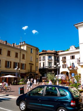 Stresa tatil beldesi Kuzey İtalya 'daki Maggiore Gölü' nde işlek ve ilginç bir yerdir.