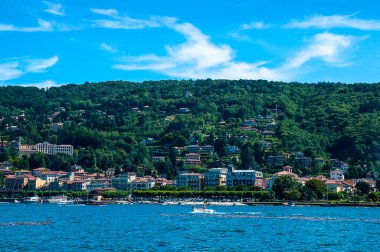 Stresa, Kuzey İtalya 'daki Maggiore Gölü' nün ana merkezidir. Bir sürü güzel oteli ve binası olan bir kasaba. Buradan itibaren teleferik sizi dağlara, feribotlar da tüm göle götürür. Köyleri, kasabaları ve adaları birbirine bağlar.