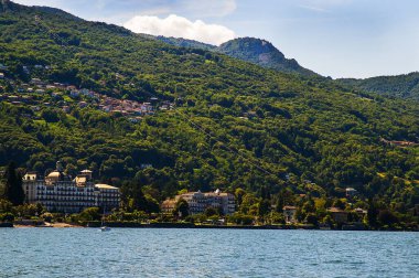 Stresa, Kuzey İtalya 'daki Maggiore Gölü' nün ana merkezidir. Bir sürü güzel oteli ve binası olan bir kasaba. Buradan itibaren teleferik sizi dağlara, feribotlar da tüm göle götürür. Köyleri, kasabaları ve adaları birbirine bağlar.