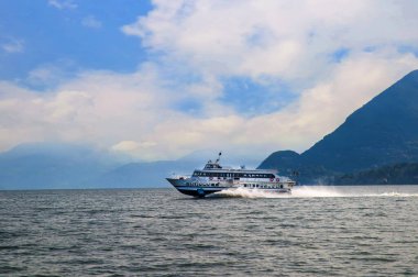 Maggiiore Gölü 'ndeki güzel kasabalara hizmet eden hızlı feribot.