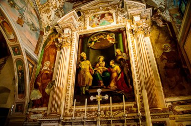 İtalya 'da Maggiore Gölü kıyısındaki Aziz Catherine Hermitage. Maggiore Gölü' ndeki bir gemi enkazı sırasında boğulan bir tüccar, İskenderiyeli Aziz Catherine 'e dua etti. Ona yardım etmek için geldi.