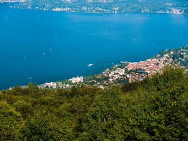 Kuzey İtalya 'da Maggiore Gölü yakınlarındaki Monte Mottarone' un tepesindeki teleferiğe bakıyor.