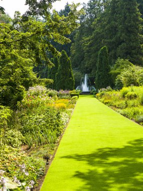 Kuzey İtalya 'daki Maggiore Gölü' ndeki Villa Taranto Bahçeleri. Taranto Botanik Bahçesi 'nin iklimi yaz ve kış aylarında ılıman olup Akdeniz bitkisi üretir. Nadir ve egzotik bitkiler yetiştiren güzel bir botanik bahçesi..
