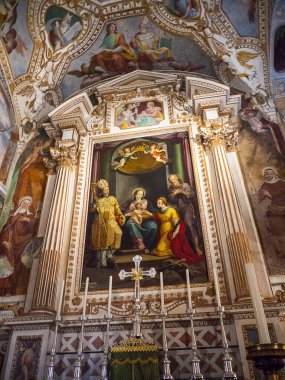 İtalya 'da Maggiore Gölü kıyısındaki Aziz Catherine Hermitage. Maggiore Gölü' ndeki bir gemi enkazı sırasında boğulan bir tüccar, İskenderiyeli Aziz Catherine 'e dua etti. Ona yardım etmek için geldi.