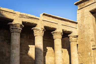 Edfu Tapınağı, Nil 'in batı kıyısında bulunan eski bir Mısır tapınağıdır. Karnak 'tan sonra Mısır' daki en büyük ikinci tapınaktır. Şahin başlı tanrı Horus 'a adanmıştır.