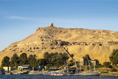 Aswan, Mısır 'daki Mezarlar Tepesi. Aswan şehrinden nehrin karşısına Antik Mısırlı asilzadelerin ve kadınların mezarlarının olduğu bu tepe geçer. Bu Luxor 'daki Soylular Vadisi' nin Aswan versiyonu. Mezarlar uzun zaman önce yağmalandı.
