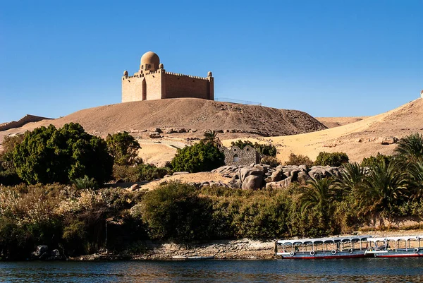 Ağa Han 'ın Mısır' daki Aswan 'daki Nil Nehri kıyısındaki mozolesi. Ağa Han uluslararası bir sosyal figürdü ama aynı zamanda bir Müslüman mezhebinin lideriydi ve Nil nehrinin kıyısındaki bu güzel mozoleye gömüldü.. 