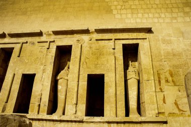 Kadın Firavun Hatshepsut 'un Morg Tapınağı, Luxor' daki Soylular Vadisi. Asil Leydilerin Öncüsü anlamına gelen Hatshepsut Antik Mısır 'ın on sekizinci hanedanının beşinci firavunu. En başarılı firavunlardan biri olarak kabul edilir..