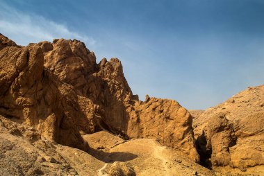 Mısır 'ın Lüksemburg yakınlarındaki Queens Vadisi. Bu mezarlıkta 70' ten fazla mezar olduğu söyleniyor. Bunların çoğu şık ve bol dekore edilmiş. Kraliçe Nefertari için kayadan oyulmuş mezardaki polikrom kabartmaları hala sağlam..