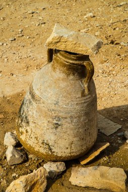 Mısır 'daki Luxor' daki Krallar Vadisi 'nde modern zaman muhafızlarının su kaynağı. Araştırmalar ve keşiflere rağmen vadideki mezarların sadece 11 'i tamamen kaydedildi ama korunmaları gerekiyor.