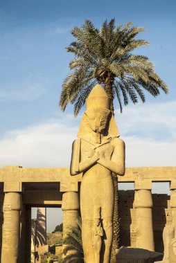 Luxor yakınlarındaki Karnak kompleksi büyük bir müzedir ve dünyadaki en büyük antik dini mekandır. Mısır 'ın en çok ziyaret edilen tarihi yerlerinden biridir. Turistler için sadece birine erişilebilen dört ana bölümden (bölgeler) oluşur. 