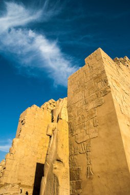 Karnak Tapınağı, geniş bir açık hava müzesi ve dünyanın en büyük antik dini mekanıdır. Burası Mısır 'da en çok ziyaret edilen ikinci tarihi mekan. İnşaat çalışmaları M.Ö. 16. yüzyılda başladı. Binalara 30 firavun katkıda bulundu.