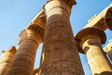 Karnak Tapınağı, geniş bir açık hava müzesi ve dünyanın en büyük antik dini mekanıdır. Burası Mısır 'da en çok ziyaret edilen ikinci tarihi mekan. İnşaat çalışmaları M.Ö. 16. yüzyılda başladı. Binalara 30 firavun katkıda bulundu.