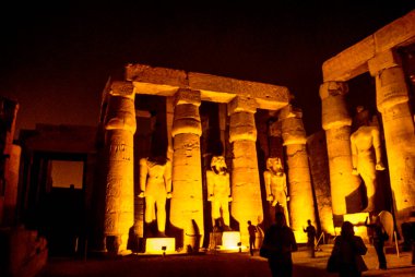 Luxor Tapınağı 'ndaki gece aydınlatması MÖ 1400 yılında Lüksemburg şehrinde kurulmuş bir Mısır tapınak kompleksidir. Tapınağa giriş, sfenkslerle kaplı bir geçittir.. 