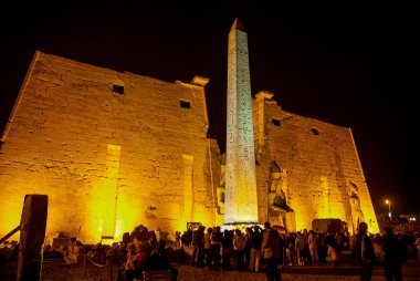Luxor Tapınağı 'ndaki gece aydınlatması MÖ 1400 yılında Lüksemburg şehrinde kurulmuş bir Mısır tapınak kompleksidir. Tapınağa giriş, sfenkslerle kaplı bir geçittir.. 