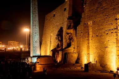 Luxor Tapınağı 'ndaki gece aydınlatması MÖ 1400 yılında Lüksemburg şehrinde kurulmuş bir Mısır tapınak kompleksidir. Tapınağa giriş, sfenkslerle kaplı bir geçittir.. 