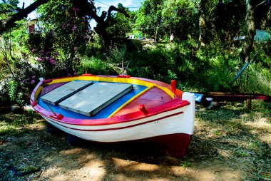 Skala 'da, Yunanistan' ın Kephalonia Adası 'nda sahilde bir tekne yanaştı.
