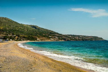 Kephaloniaaadasındaki Skala Plajı popüler bir turizm beldesi haline geldi. Plajları, otelleri ve pek çok restoranı olan kasabaların nüfusu yaz aylarında dörde katlanır. Skala kasabasında uzun bir altın kum tabakası var.