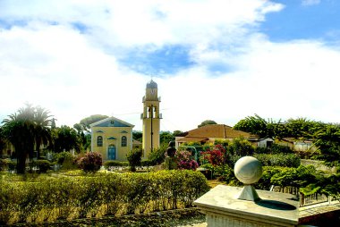  Kephalonia adasındaki kiliselerin neredeyse tamamı Yunan Ortodoks Hıristiyanlarıdır. Yunan kiliseleri şaşırtıcı derecede güzeldir ve geleneksel ve son derece süslü bir sunum tarzına sahiptir..