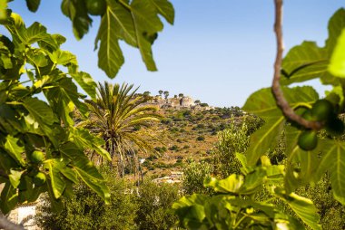 Yunanistan 'ın Kephalonia adasındaki Aziz George Kalesi. Şato 11. yüzyıla dayanıyor. Bugün görülen şeylerin çoğu Venedik' e ait. Şato, 1757 yılında Argostoli 'ye transfer edilene kadar Kefalonia' nın başkenti oldu. Herkese ücretsiz giriş