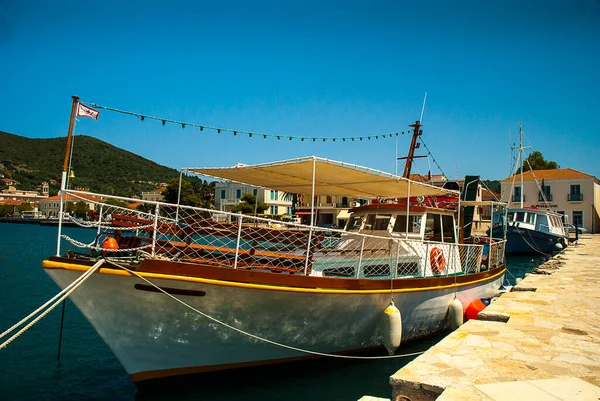 Bateau Plaisance Emmenant Des Touristes Autour Île Grecque Ithaka Qui — Photo