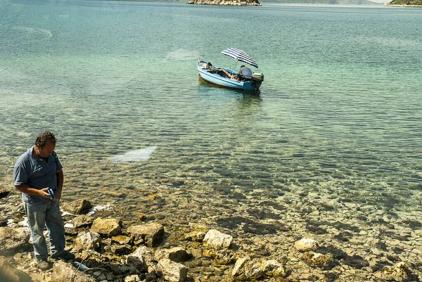 Beachcombing Boat Beachat Antisamos Bay Theisland Kephaonia Greece — Stock Photo, Image