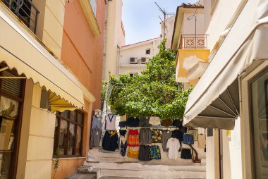 1953 depreminde yerle bir olan Kephalonia 'nın başkenti Argostoli' de alışveriş. Orijinaline sadık kalarak eski ihtişamına kavuştu ama şimdi daha fazla deprem geçirmez.