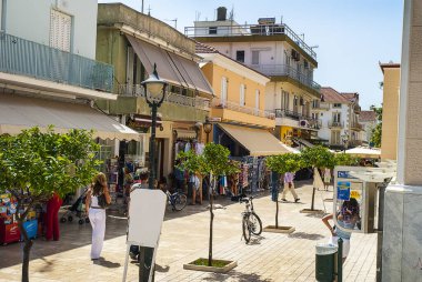1953 depreminde yerle bir olan Kephalonia 'nın başkenti Argostoli' nin ana caddesi. Orijinaline sadık kalarak eski ihtişamına kavuştu ama şimdi daha fazla deprem geçirmez.