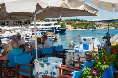1953 depreminde yerle bir olan Kephalonia 'nın başkenti Argostoli' deki liman. Orijinaline sadık kalarak eski ihtişamına kavuştu ama şimdi daha fazla deprem geçirmez.