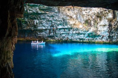 Kephalonia adasında Melissani Gölü, Periler Mağarası 'ydı. Etrafı ağaçlar ve ormanlarla çevrili bir göldür. Bir tür cenote (telafuz deniz kenarı) Göl tabanı uzun zaman önce mağaranın çökmüş çatısından gelen taşlarla kaplıdır.