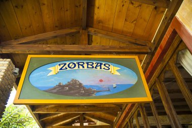 Yunanistan 'ın Kephalonia adasında yaygın bir isimle restoran tabelası