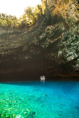 Kephalonia adasında Melissani Gölü, Periler Mağarası 'ydı. Etrafı ağaçlar ve ormanlarla çevrili bir göldür. Bir tür cenote (telafuz deniz kenarı) Göl tabanı uzun zaman önce mağaranın çökmüş çatısından gelen taşlarla kaplıdır.