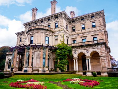 Amerika 'daki Rhode Island sahilinde muhteşem bir konak ve bahçe.