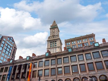 Özel Ev Kulesi, Boston, Massachusetts 'in Finans Bölgesi' ndeki McKinley Meydanı 'ndaki ilk gökdelendi. Orijinal bina 1837-47 yılları arasında Yunan Uyanışı tarzında inşa edilmiştir. Şimdi otelin konaklama yeri.