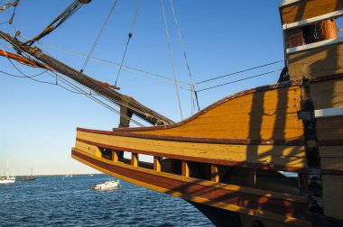  Mayflower II, 1620 yılında Pilgrimleri Plymouth 'a getiren Mayflower gemisinin tam boyutlu bir kopyasıdır. ABD' deki Plymouth Center 'daki State Rıhtımı üzerindedir. Gemi, Plymouth, İngiltere 'den gelen Pilgrimlerin tarihi yolculuğu hakkında bir müze.,