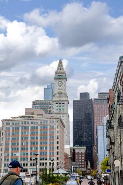 Özel Ev Kulesi, Boston, Massachusetts 'in Finans Bölgesi' ndeki McKinley Meydanı 'ndaki ilk gökdelendi. Orijinal bina 1837-47 yılları arasında Yunan Uyanışı tarzında inşa edilmiştir. Şimdi otelin konaklama yeri.