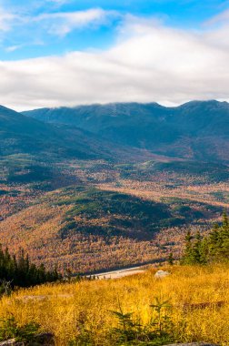 Sonbaharda New England 'ın nehirleri, gölleri ve dağları. ABD' nin kuzeydoğu eyaletlerinin sonbahar renkleri dünyaca ünlüdür ve turistlerin ilgi odağı konumundadır.