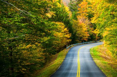 Sonbaharda New England 'ın nehirleri, gölleri ve dağları. ABD' nin kuzeydoğu eyaletlerinin sonbahar renkleri dünyaca ünlüdür ve turistlerin ilgi odağı konumundadır.