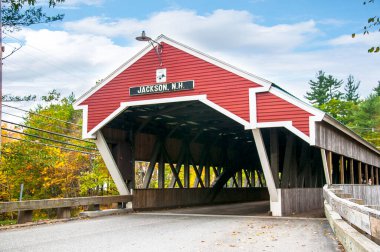 Balayı Köprüsü, Jackson, New Hampshire 'daki Ellis Nehri üzerinde tahta kaplı bir köprüdür. Birleşik Devletler 145 yaşında. Köprüyü geçtikten sonra zamanda geriye doğru bir adım atarsınız.
