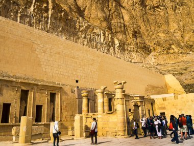 Mısır 'ın Luxor' daki Soylular Vadisi 'ndeki dişi Firavun Hatshepsut' un Morg Tapınağı Mısır hanedanının herhangi bir kadınından daha uzun süre barış içinde hüküm süren Mısır 'ın en başarılı firavunlarından biri olarak kabul edilir.
