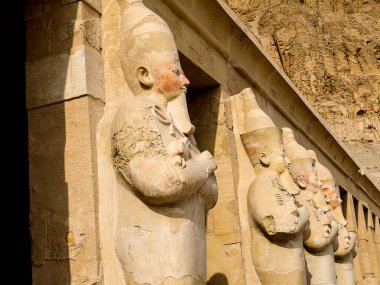 Mısır 'ın Luxor' daki Soylular Vadisi 'ndeki dişi Firavun Hatshepsut' un Morg Tapınağı Mısır hanedanının herhangi bir kadınından daha uzun süre barış içinde hüküm süren Mısır 'ın en başarılı firavunlarından biri olarak kabul edilir.